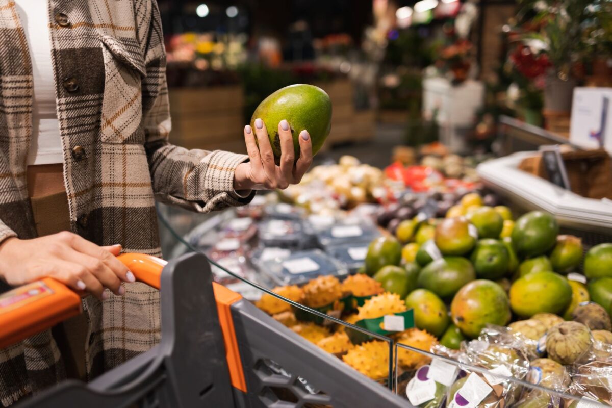 buying-fresh-produce-at-the-grocery-store